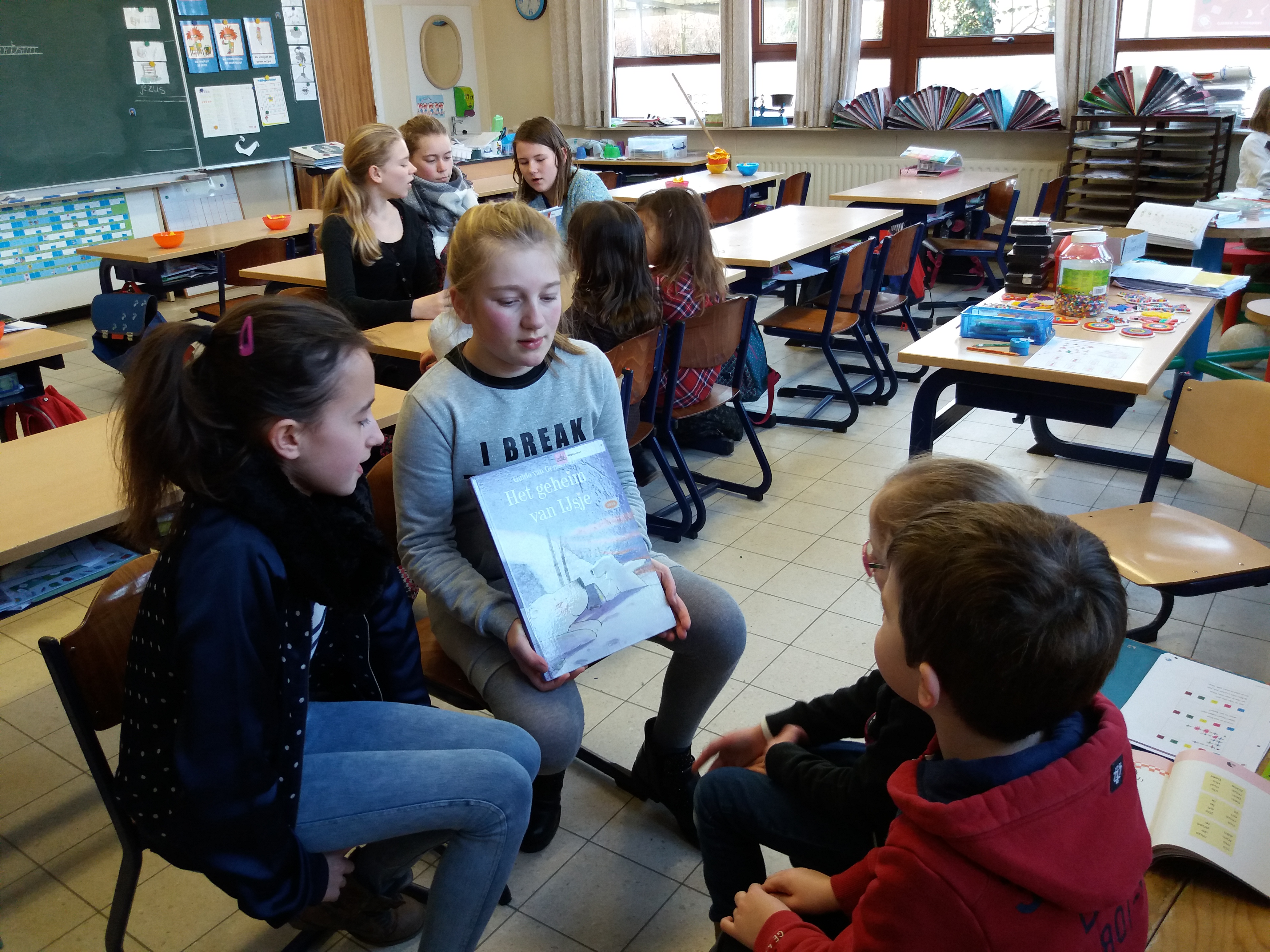 6a leest voor in 1b